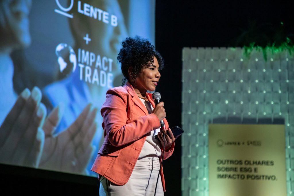 Juliane Sousa addressing attendees at the Lente B conference in Brazil.