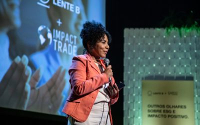 Juliane Sousa addressing attendees at the Lente B conference in Brazil.